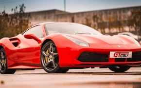 Racing in Italy - 3 Runden Fahrt auf der Piste in einem Ferrari in Milano