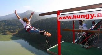 Adrenalingeladener Sprung mit Seil (Bungee Jumping) in &Ouml;sterreich