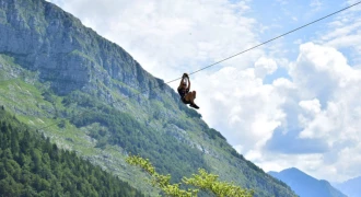 Discesa adrenalinica con cavo d'acciaio per una persona a Bovec