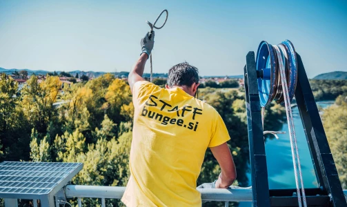 Adrenalingeladenes Bungee Jumping und Zipline in Solkan