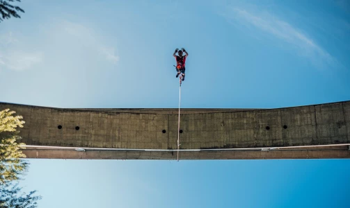 Adrenalingeladenes Bungee Jumping und Zipline in Solkan