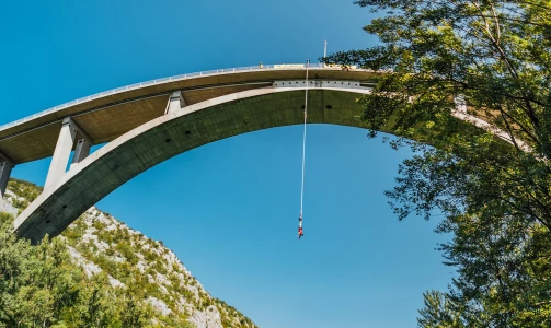 Adrenalingeladenes Bungee Jumping und Zipline in Solkan