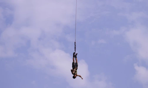 Adrenalingeladenes Bungee Jumping und Zipline in Solkan