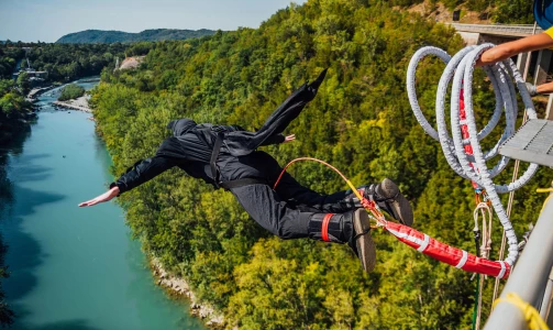 Adrenalingeladenes Bungee Jumping und Zipline in Solkan