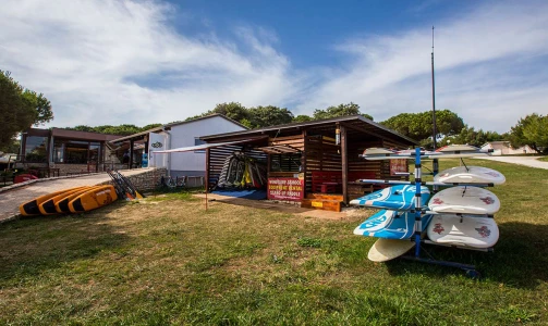 Windsurf center Crveni Otok – začetnički tečaj windsurfinga in diploma