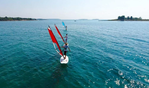 Windsurf center Crveni Otok – začetnički tečaj windsurfinga in diploma