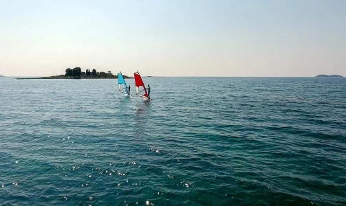 Windsurf center Crveni Otok – začetnički tečaj windsurfinga in diploma