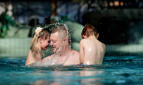 Einen Tag baden mit Mittagessen für eine Person im Wasserpark Bohinj