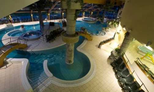 Einen Tag baden mit Mittagessen für eine Person im Wasserpark Bohinj