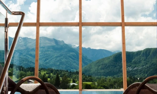 Einen Tag baden mit Mittagessen für eine Person im Wasserpark Bohinj