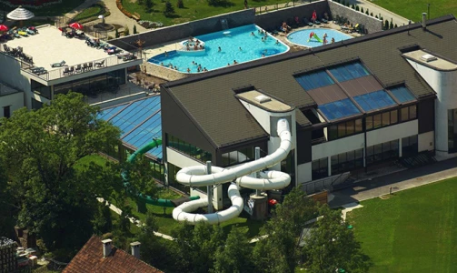 Einen Tag baden mit Mittagessen für eine Person im Wasserpark Bohinj