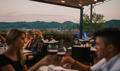 Gastronomisches Erlebnis mit Blick auf den Hügel von Zagorje in der Villa Magdalena
