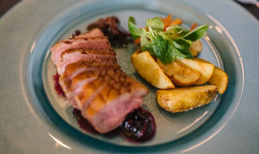 Gastronomisches Erlebnis mit Blick auf den Hügel von Zagorje in der Villa Magdalena