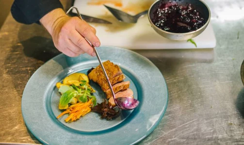 Gastronomisches Erlebnis mit Blick auf den Hügel von Zagorje in der Villa Magdalena