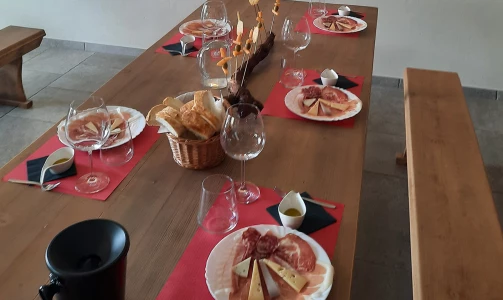 Vinska klet Tavčar - Teranova degustacija in domača pojedina za 4 osebe