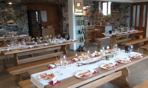 Vinska klet Tavčar - Teranova degustacija in domača pojedina za 4 osebe