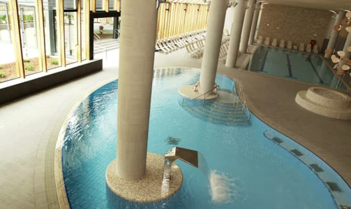 Zugang zum Schwimmbad und zu den Saunen sowie eine Partie Squash im Wellness Špik