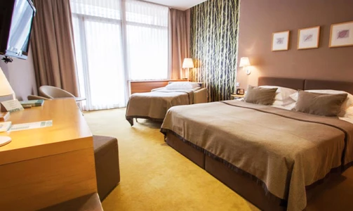 Nočitev z zajtrkom in neomejenim vstopom v bazenski kompleks Hotela Špik 4*