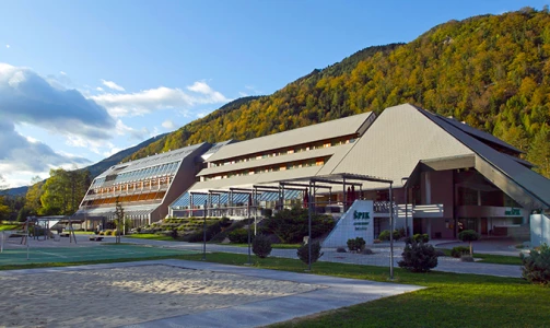Nočitev z zajtrkom in neomejenim vstopom v bazenski kompleks Hotela Špik 4*