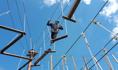 Adrenalinski poligon i zipline u zabavnom adrenalinskom parku